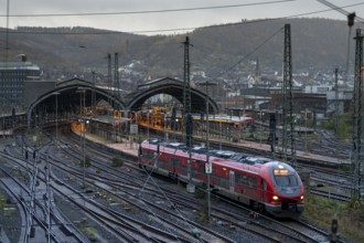 The main railway station of Hagen, station halls, tracks, platforms, regional express train, North