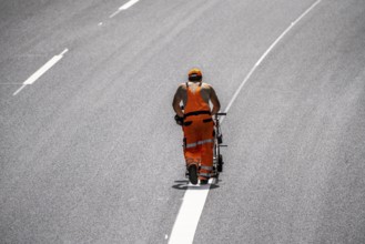 Marking work after the renewal of the road surface on the A40 motorway between the Kaiserberg