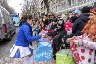 Rose Monday parade in Düsseldorf, spectators, especially children, collecting carnival sweets, at