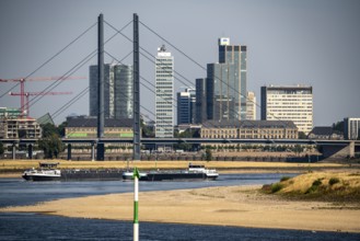 Rhine at Düsseldorf, extremely low water, Rhine level at 47 cm, falling, barge in front of the