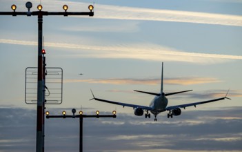 Approach to Düsseldorf International Airport, Runway North, 05L/23R, Lighting, North