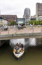 Central cycle path on the Vredenburg Viaduct, at the Hoog Catharijne shopping centre, behind