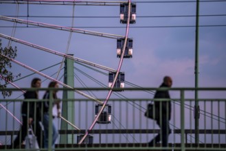 Deutzer Brücke in Cologne, Ferris wheel at the funfair on the Deutzer Werfer, footpath, cycle path,