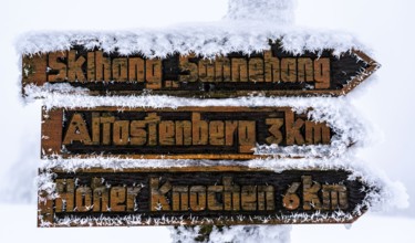 Signposts, hiking signs, winter in the Sauerland, Hochsauerlandkreis, at Kahler Asten, near