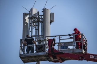 Assembly, installation of a 5G mobile radio transmitter, mast on a residential building, fast