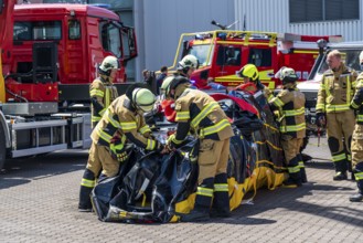 Packaging of electric vehicles after a battery fire, in a fireproof cover for safe transport,