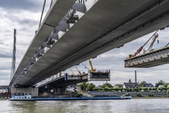 Demolition of the old A40 Rhine bridge Neuenkamp, next to it the first part of the new motorway