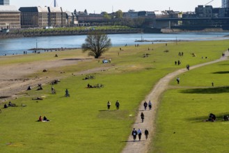 Düsseldorf on the Rhine during the corona crisis, the contact bans, keeping distance is mostly