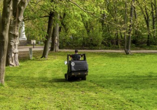 Mobile lawn mower, Gärtner im Park, Berlin, Germany, Europe