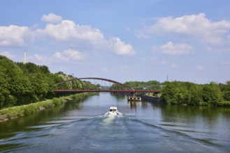 Motor boating, water sports on the Rhine-Herne Canal near Bottrop, Ruhr area, independent city,