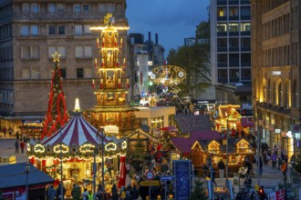 Pre-Christmas season, Christmas market in the city centre of Essen, Willy-Brandt-Platz, pedestrian