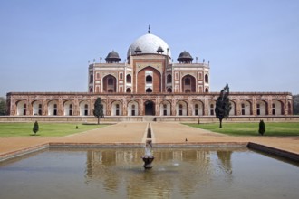 Fountain in the Charbagh Garden of the Tomb of Humayun in Delhi, India, Asia