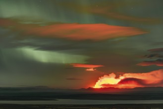 Northern Lights and nocturnal firelight of the Holuhraun fissure eruption north of Bárðarbunga