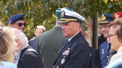 Greek naval officer in uniform talking to several people, Visit of the Federal President