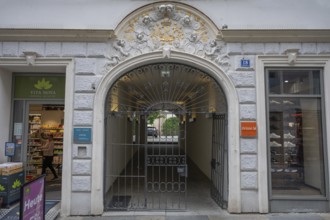 Decorative entrance gate of the Weidenmann house around 1920, Steinergasse 18, Straubing, Lower