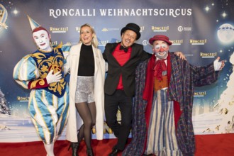 Franziska Hippe and Roman Knizka between the two clowns Gensi and Oriol at the premiere of the 20th