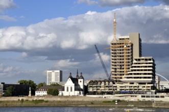 The Lufthansa high-rise (headquarters of the German airline until 2007) on the banks of the Rhine