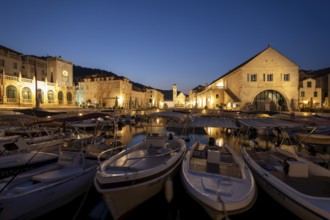 Town view of the harbour at night with boats and historic buildings, Hvar, Croatia, Europe