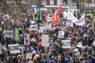 Participants with a large number of signs at the starting point in the Lustgarten during the