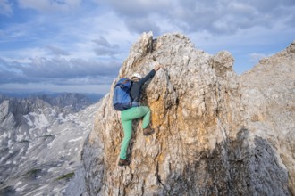 Mountaineer on the Jubiläumsgrat between Zugspitze and Alpspitze, high mountains, Wetterstein