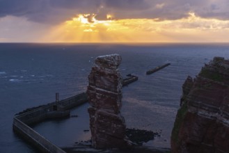 Evening shot, Lange Anna Felsen, red sandstone cliff, Lummenfelsen, cloudy sky, Helgoland Oberland,