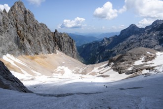 Snow field, mountain basin with glacier remnant of the Höllentalferner, Höllental, rocky mountain