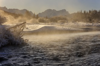 Wild river, riverbed, winter, snow, hoarfrost, backlight, fog, Isar, view of Zugspitze, Wetterstein