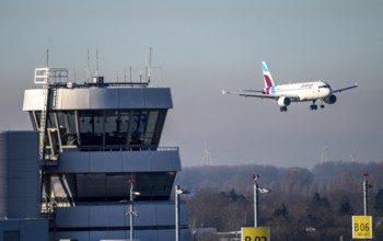 Eurowings aircraft approaching Düsseldorf Airport, DUS, old air traffic control tower, North