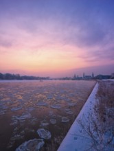 Dresden, morning fog over the Elbe. With temperatures as low as 20 degrees below zero, the Elbe