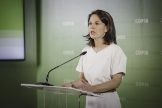 Annalena Baerbock (Buendnis 90 Die Gruenen), Bundesaussenministerin, haelt eine Pressekonferenz zum