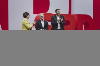 (L-R) Saskia Esken, SPD-Parteivorsitzende, Olaf Scholz (SPD), Bundeskanzler, und Lars Klingbeil,