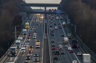 Motorway A3 between Düsseldorf and Leverkusen, near Erkrath, freeing of the hard shoulder during