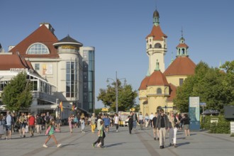 Holidaymakers on the square Plac Przyjaciol Sopotu, at the back right lighthouse, Latarnia Morska w