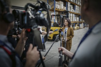 Annalena Baerbock (Buendnis 90 Die Gruenen), Bundesaussenministerin, besucht ein Lager des UN World