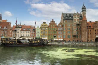 Motlawa River with buildings in the Old Town, Pomeranian Voivodeship, Gdansk, Poland, Europe