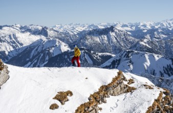 Ski tourers in front of snow-covered mountain peaks, mountain panorama, summit of Schafreuter,