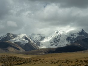 Mountain landscape in the highlands of Tibet along the Tibet railway, Tibet, China, Asia