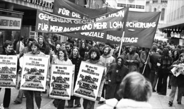 Students, mainly from universities in North Rhine-Westphalia, demonstrated in the centre of Bonn