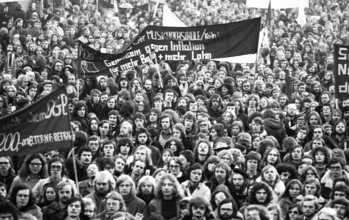 More than 10, 000 students demonstrated in Düsseldorf on 7 November 1974 for more Bafoeg and