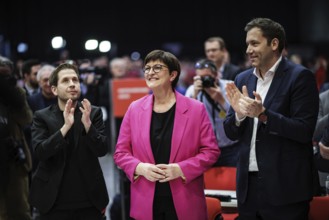 (L-R) Kevin Kuehnert, SPD-Generalsekretaer, Saskia Esken, SPD-Parteivorsitzende, und Lars