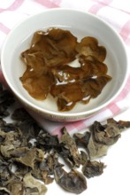 Mu-Err mushrooms, dried and soaked in water, skin (Hirneola auricula-judae) (Auricularia