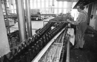 Beer production at the Dortmunder Aktien-Brauerei (DAB) on 29.07.1975 in Dortmund, Germany, Europe