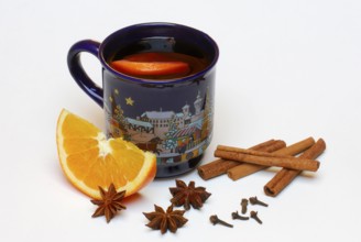 Cup mulled wine, slice of orange, star anise, cloves, cinnamon, mulled wine, orange, orange