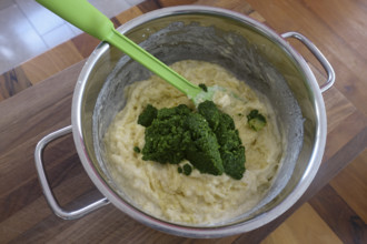 German cuisine, preparation sauerbraten with mashed potatoes, stir in rocket, mashed potatoes, pot,