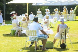 Picnic in white in the castle park of the baroque castle of Rammenau. On the idyllic meadow