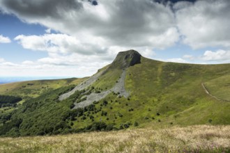 The Banne dOrdanche of volcanic origin culminates at an altitude of 1512m. It overlooks La