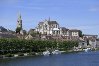 Cathédrale Saint-Étienne on the river Yonne, Auxerre, Département Yonne, Region