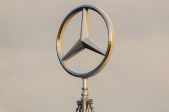 Merdedes star, Daimler, Mercedes-Benz branch, evening atmosphere, Stuttgart-Untertürkheim,