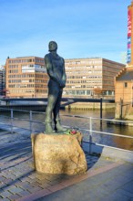 Störtebeker Monument, bronze statue of the pirate Klaus Störtebeker by Hansjörg Wagner, Hafencity,