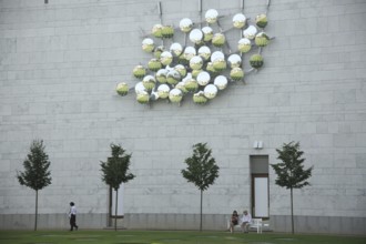 Inner courtyard and sculpture with lenses, mirror on house wall of Städel Museum, Städelsche